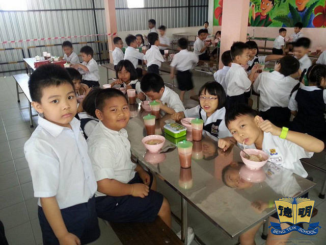 明德正校学生在食堂的情景4