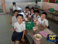 明德正校学生在食堂的情景 2014